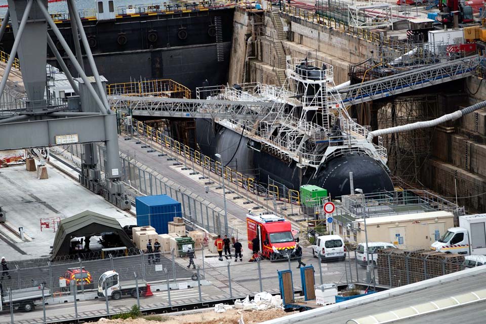 Incêndio em submarino nuclear francês é apagado