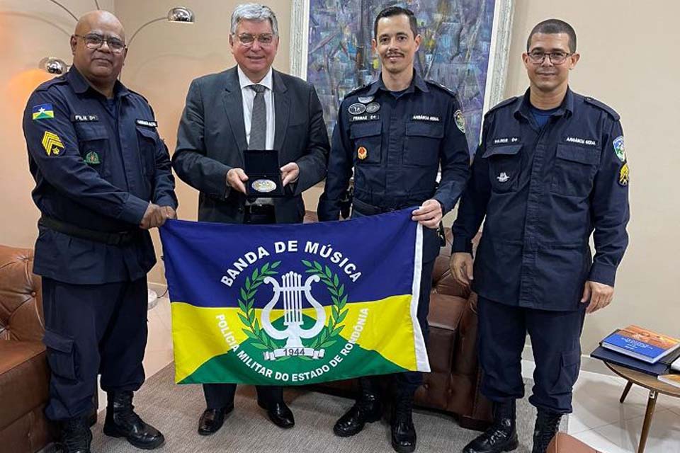 Oficiais da Banda da PM entregam medalha ao presidente do Tribunal de Justiça de Rondônia