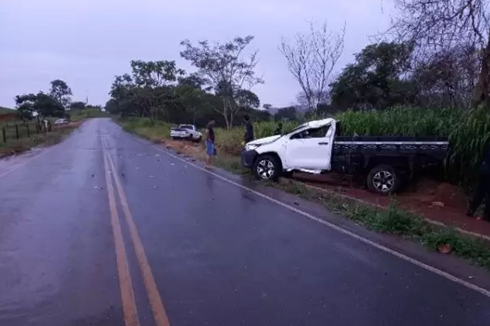 Colisão entre caminhonetes deixa motorista ferido na RO 370 