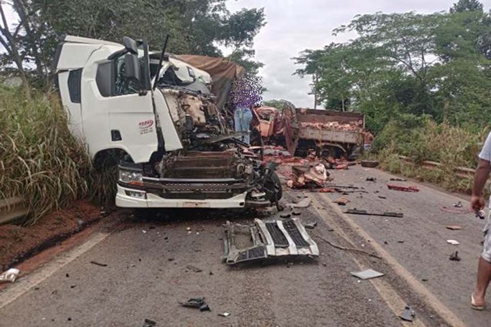 Acidente entre dois caminhões e um carro de passeio deixa uma vítima fatal