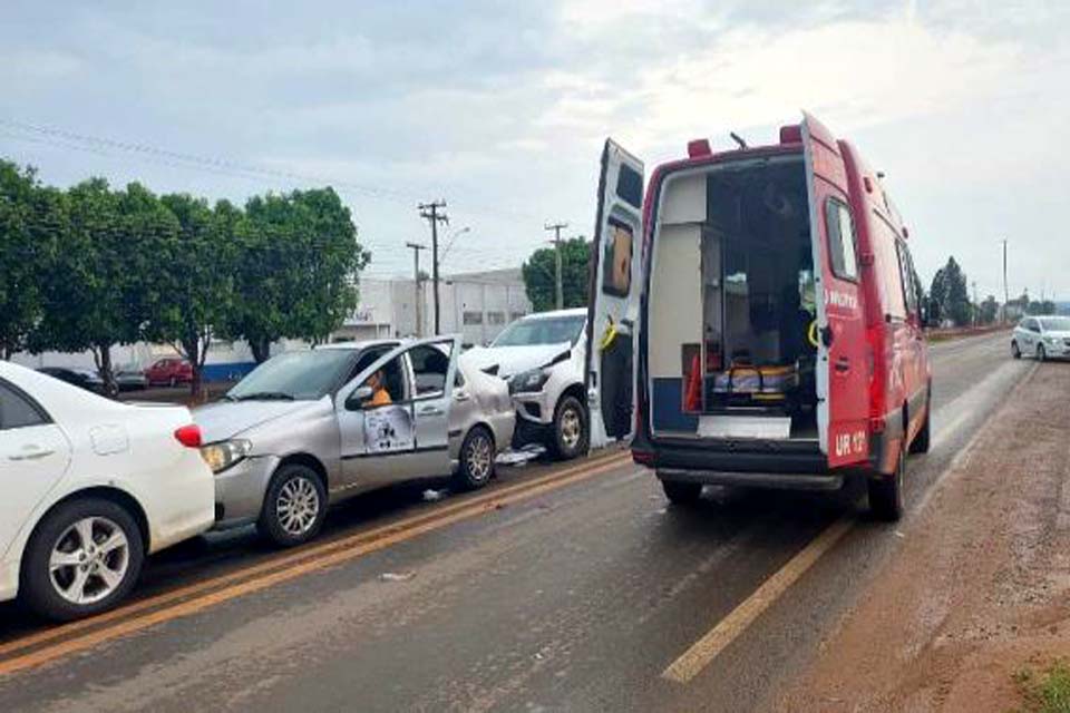 Criança é levada ao hospital após acidente envolvendo cinco carros