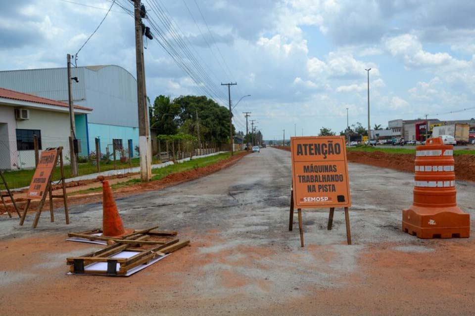 Obras de pavimentação da via lateral da BR 174 rm Vilhena avançam