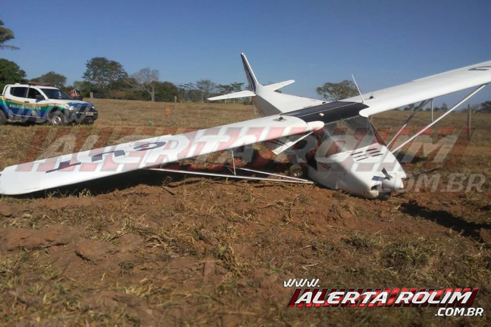 Piloto de avião monomotor faz pouso de emergência em propriedade rural