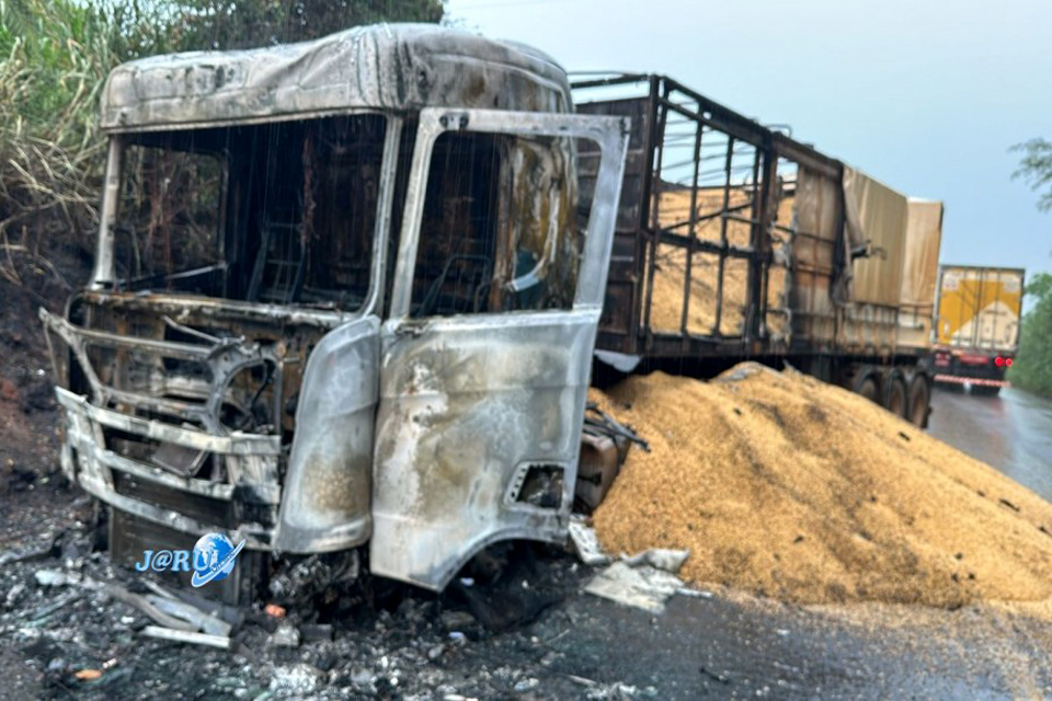 Carreta  destruda por incndio na BR 364, prximo a entrada de Tarilndia