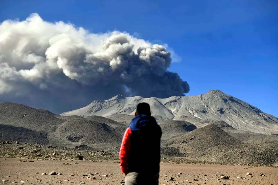 Peru declara estado de emergência devido a vulcão em erupção