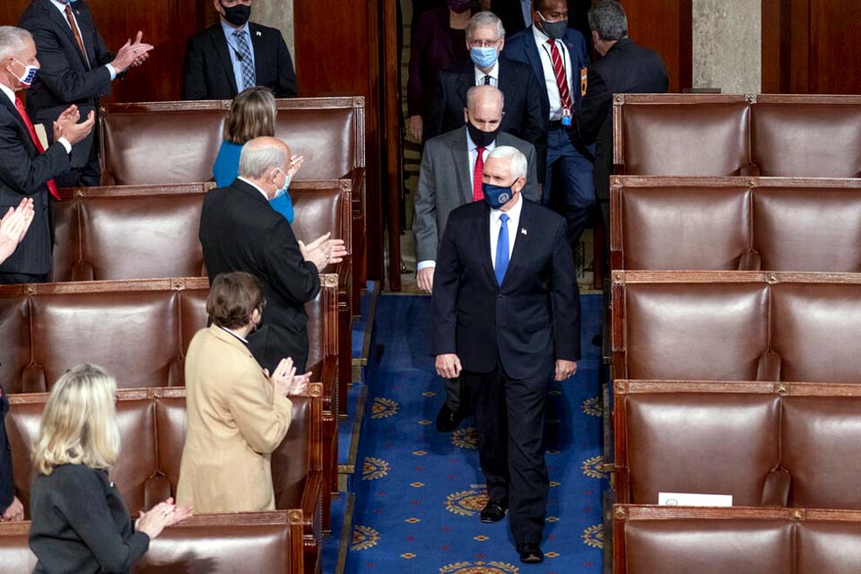 Mike Pence diz que não pode impedir Congresso de oficializar eleição de Biden