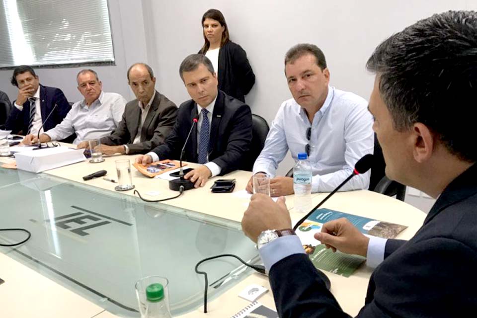 Prefeito Hildon Chaves se reúne com governador e o presidente do banco do DF