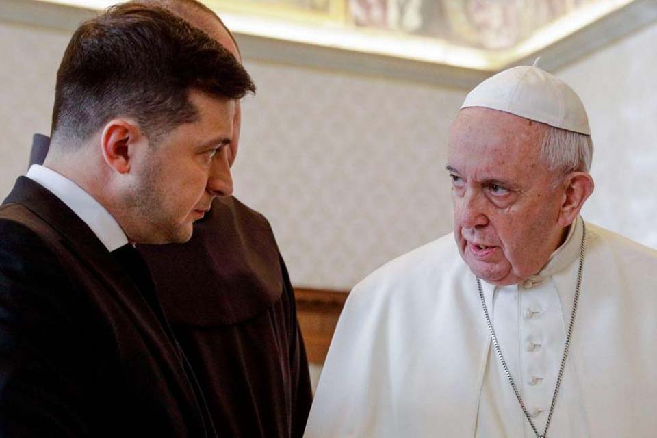 Presidente da Ucrânia, Volodymyr Zelensky, chega à Itália para encontro com Papa Francisco