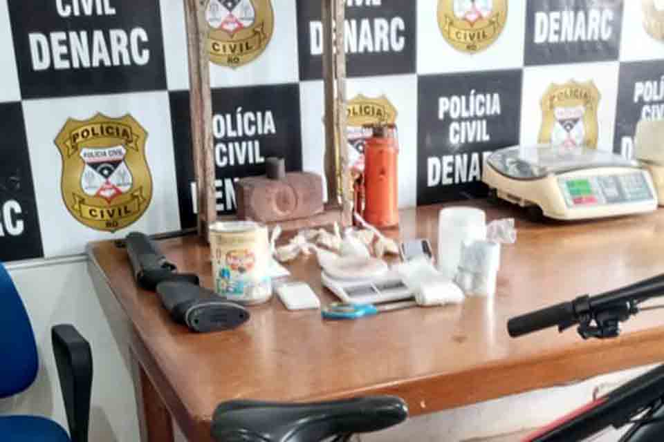 Denarc prende acusado de tráfico e aprende cocaína na zona leste