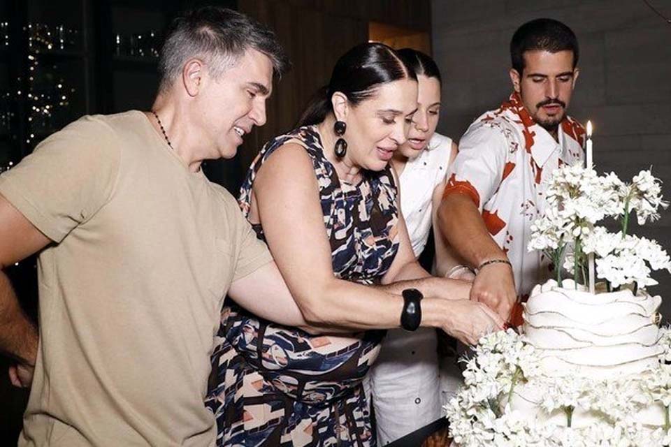 Claudia Raia faz 56 anos e ganha homenagem de Enzo Celulari: 'Obrigada por nos transbordar'