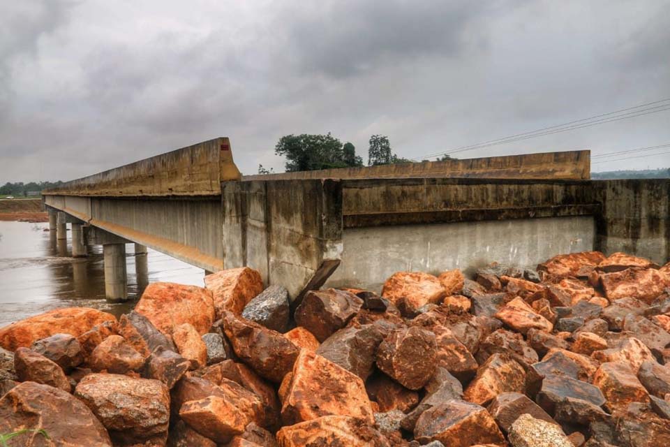 Governo avança em obra de encabeçamento da ponte sobre o rio Jamari, em Ariquemes