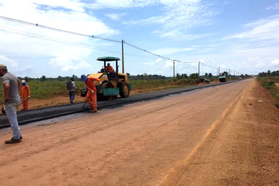 Obras de patrolamento e asfaltamento são realizadas na Estrada da Penal em Porto Velho