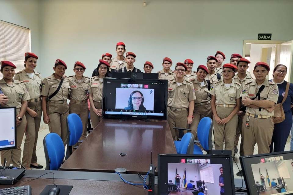 Vara do Trabalho de Guajará-Mirim recebe estudantes da Escola Estadual Tiradentes da Polícia Militar