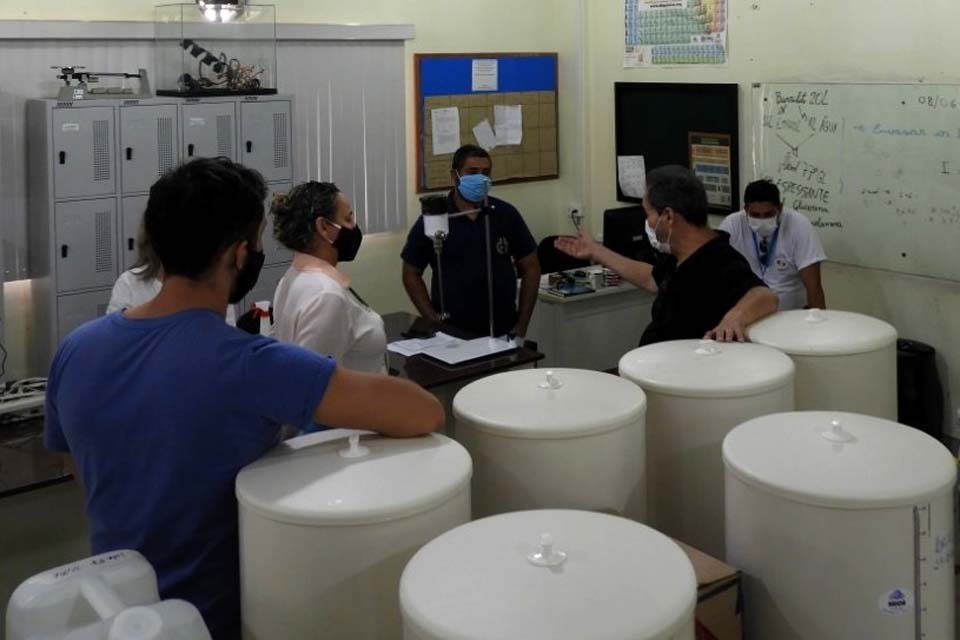 Técnicos da Agevisa fazem inspeção sanitária em laboratório de produção de álcool em gel em Instituto