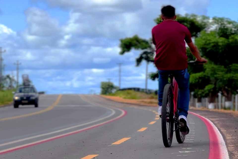 Ciclofaixa instalada pelo governo na Rodovia-135 oferece mais segurança e melhora mobilidade 