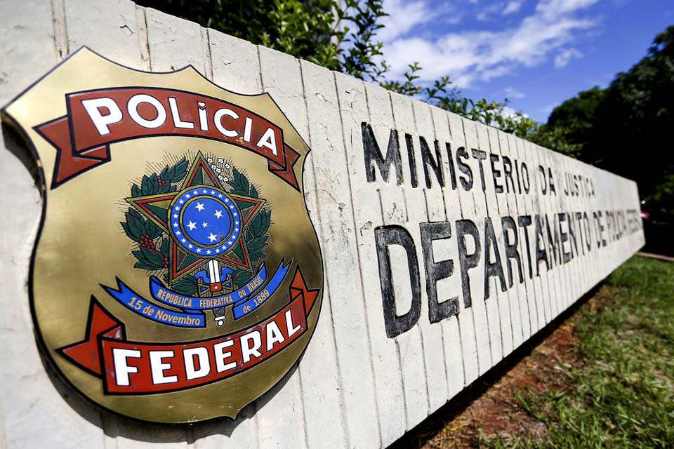 Polícia Federal cumpre mandados por fraudes na Petrobras