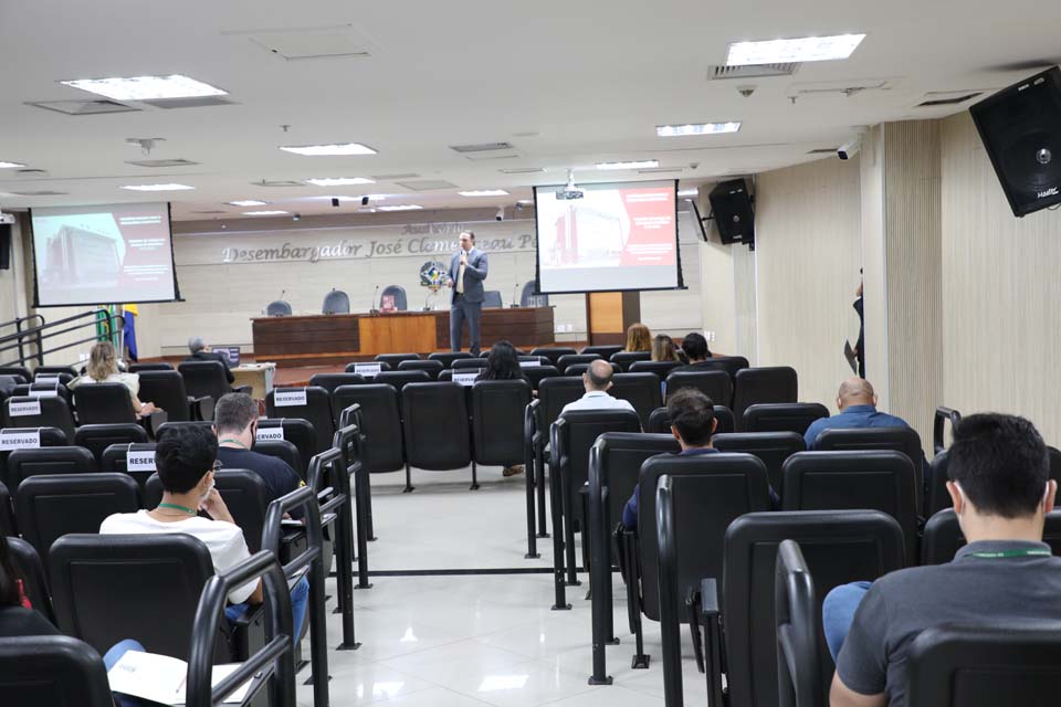 Palestra sobre reequilíbrio contratual em obras públicas reúne servidores(as) do TJRO, TCE e TRE