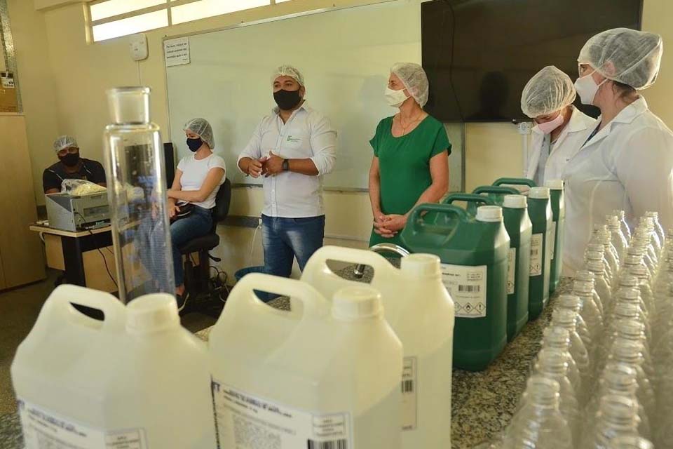 Fabricação de álcool 70%: parceria do Ifro de Vilhena com Sesc beneficia Saúde local em grande doação