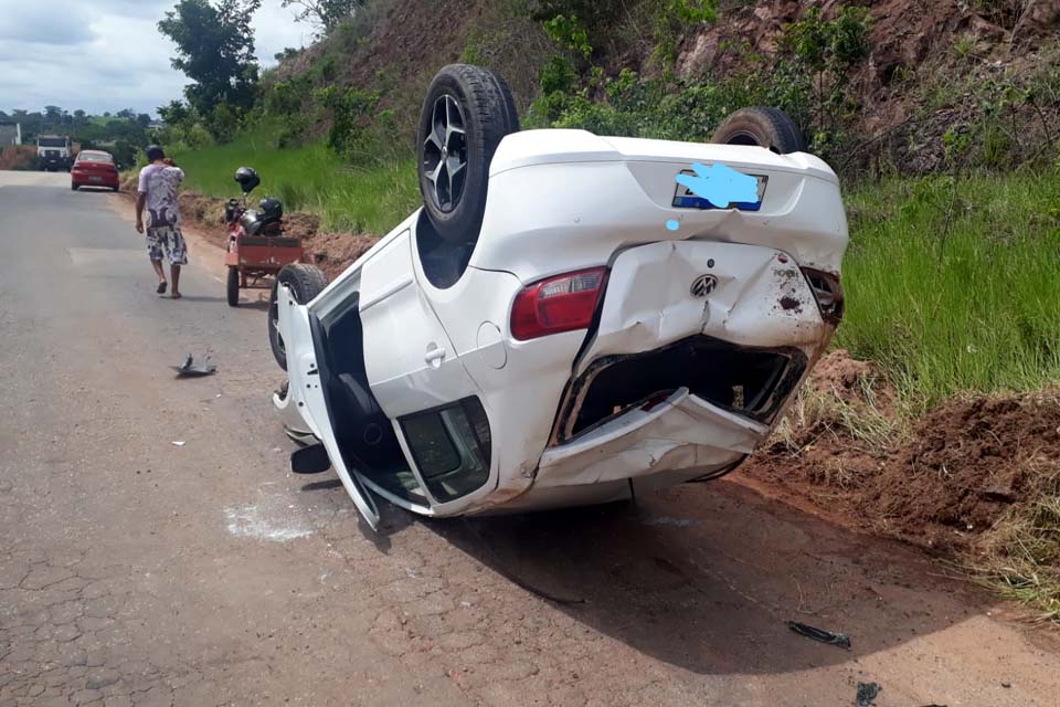 Carro capota na curva do cristo na RO 383 em Santa Luzia