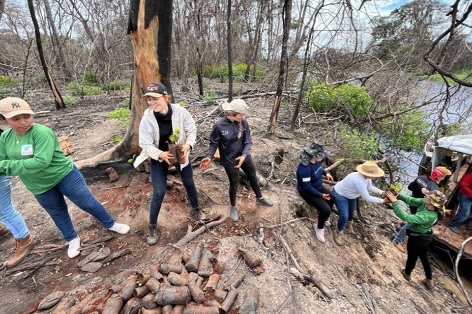  Alunos do IFRO plantam o futuro e vivenciam a essência da biologia em aula de campo em Pimenteiras