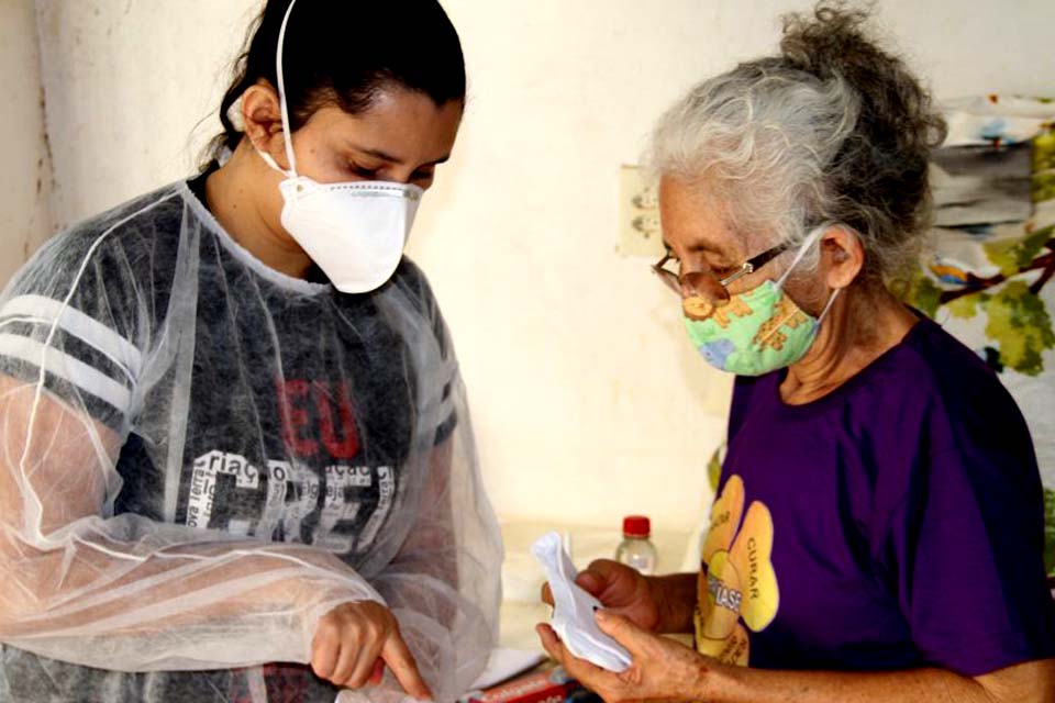 Pacientes idosos de autocuidado em hanseníase recebem cestas com alimentos, produtos médicos e de higiene