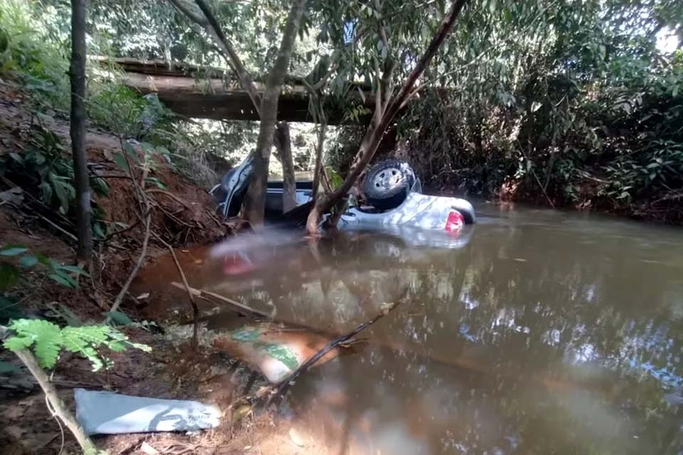 Três pessoas morrem após caminhonete cair de ponte em Ariquemes