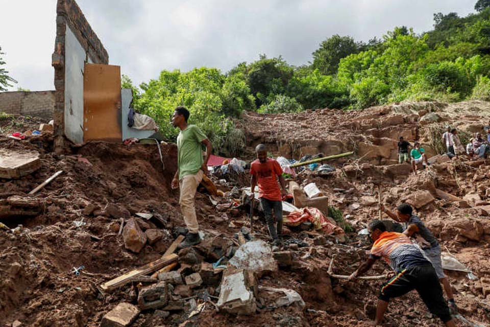 Chuvas atrapalham resgate após enchentes trágicas na África do Sul