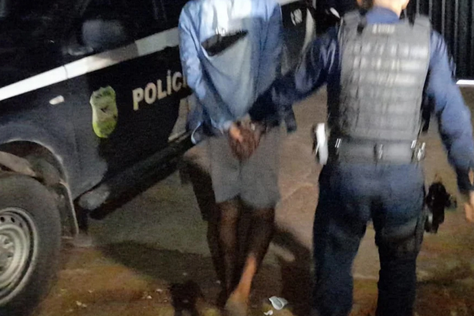 Homem é preso quando tentava fazer ligação direta em caminhonete