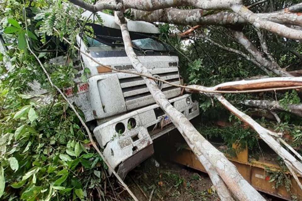 Empresário morre após caminhão cair em ribanceira na BR-364