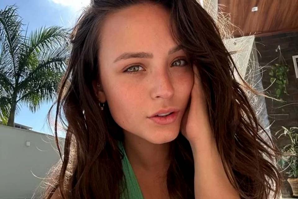 Larissa Manoela teria demitido toda a própria equipe após polêmicas com a mãe