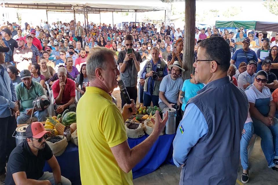 Deputado Luizinho Goebel e Governador de Rondônia entregam benefícios para atender os pequenos produtores rurais