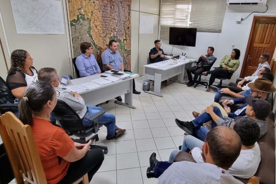 Prefeito e vice-prefeito recebem vereadores da base aliada para alinhar ações