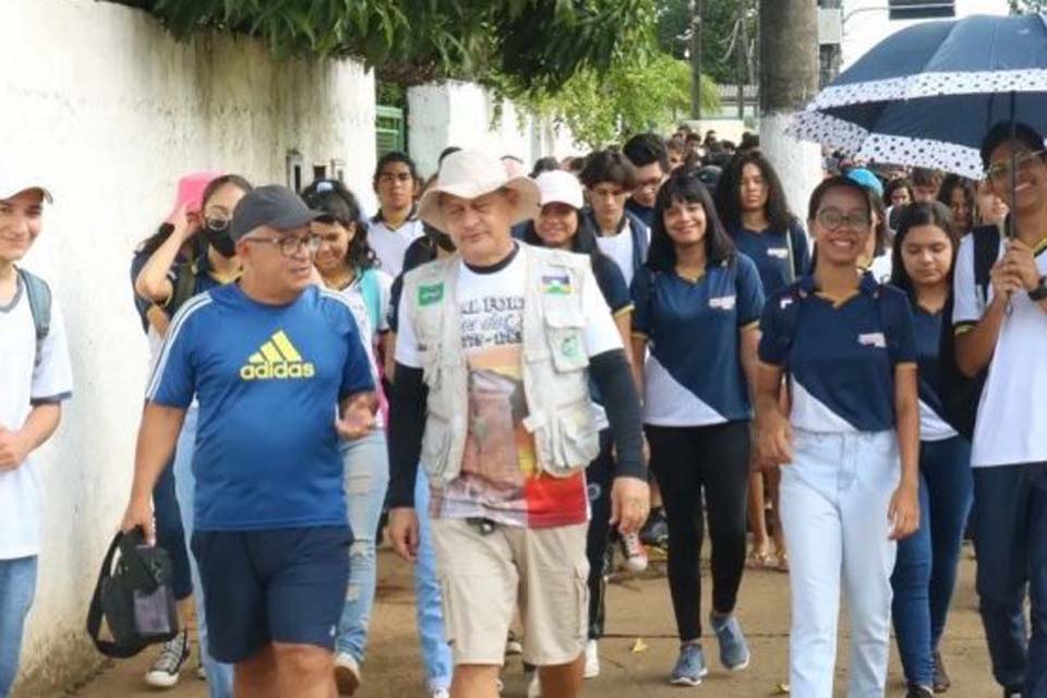 Estudantes do Instituto Estadual Carmela Dutra conhecem pontos históricos do Centro de Porto Velho