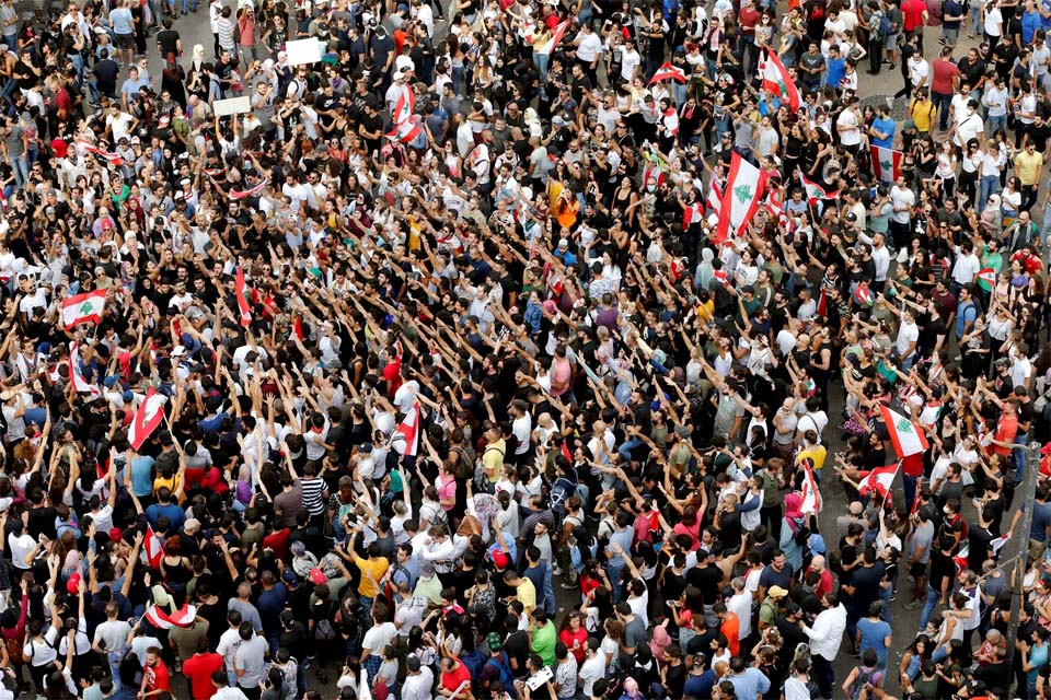 Protestos sem precedentes reúnem dezenas de milhares e ameaçam governo no Líbano