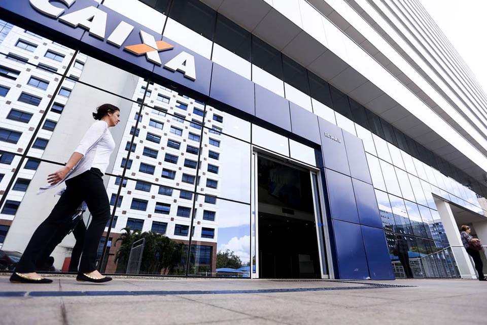 Caixa abre agências neste sábado para atender auxílio emergencial