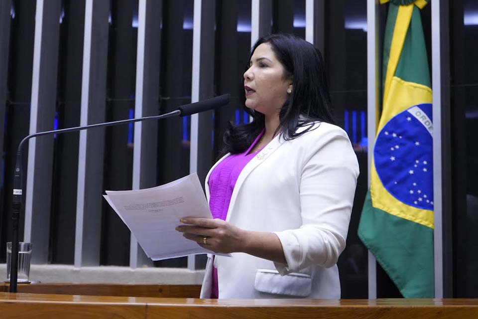 Cristiane Lopes protocola projeto de lei para garantir segurança nas creches e escolas de todo Brasil