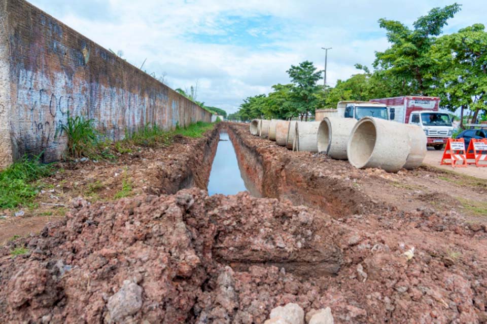 Prefeitura de Porto Velho instala novas manilhas na avenida Rio de Janeiro para evitar alagações