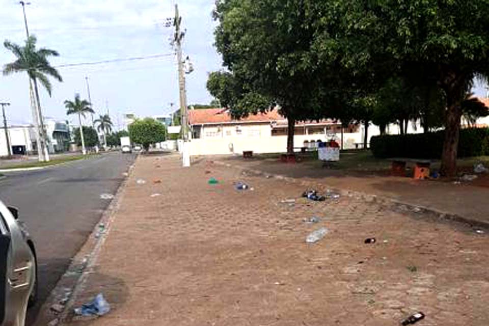 Com o fim do isolamento social, festeiros voltam a deixar lixo em praça e frequentadores ficam revoltados