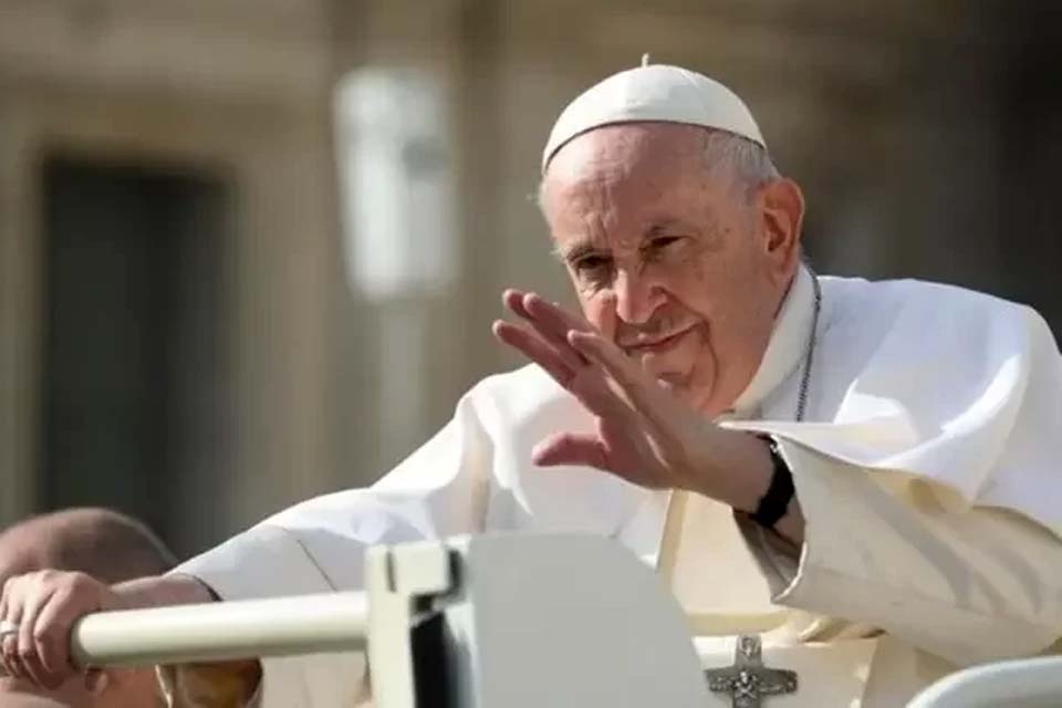 Papa Francisco dá entrada em hospital para exames dias após ter febre