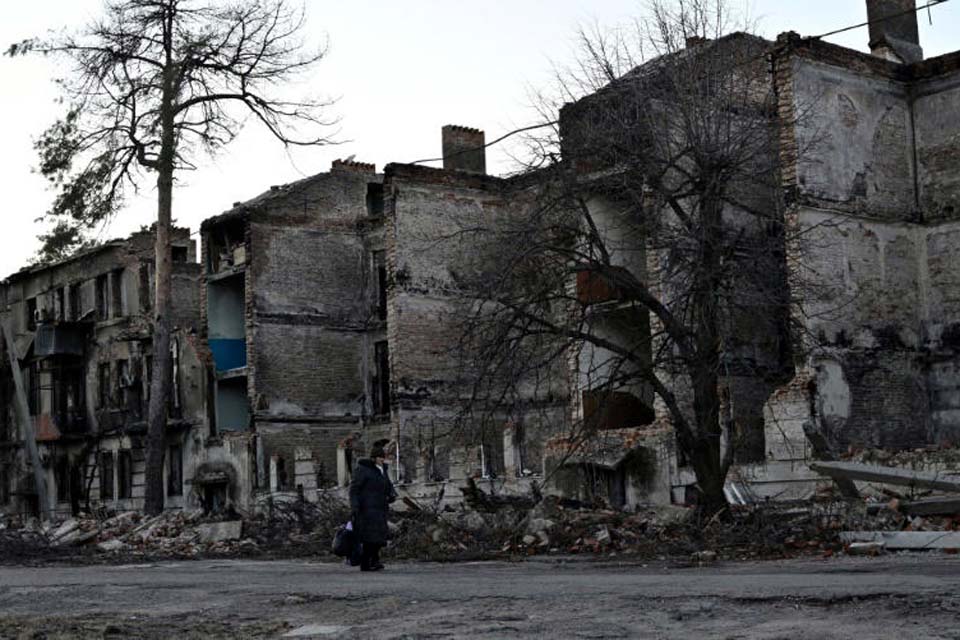 Rússia e Ucrânia promovem bombardeios com mortes em Kherson e Donetsk