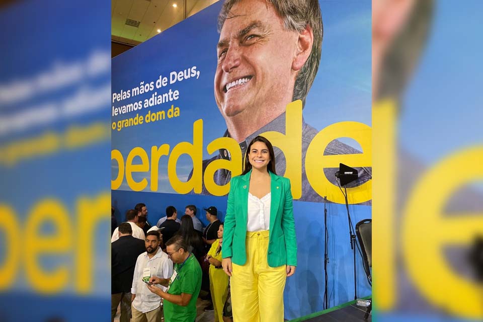Presidente do PSDB em Rondônia, Mariana Carvalho vai de verde e amarelo a evento do PL e endossa Bolsonaro