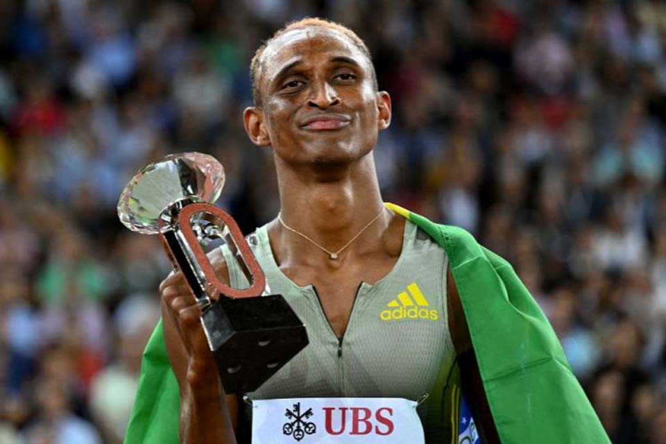 Alison dos Santos vence e é campeão invicto da Diamond League 2022