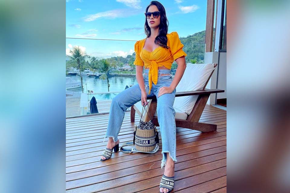 Andressa Suita posa com bolsa e sapato da Dior que somam R$ 35 mil