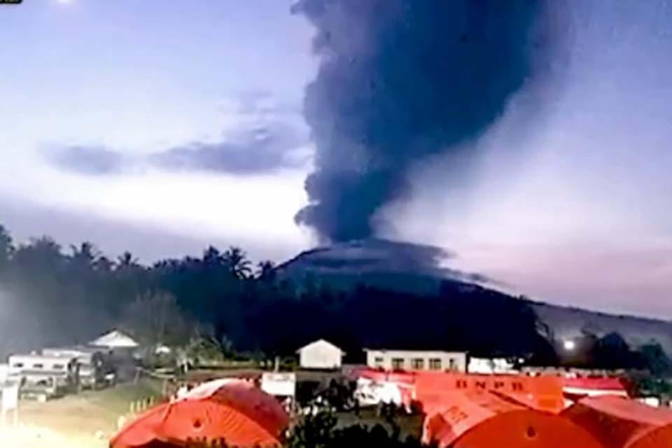 Vulcão lança coluna de fumaça a 5 km de altura em erupção na Indonésia