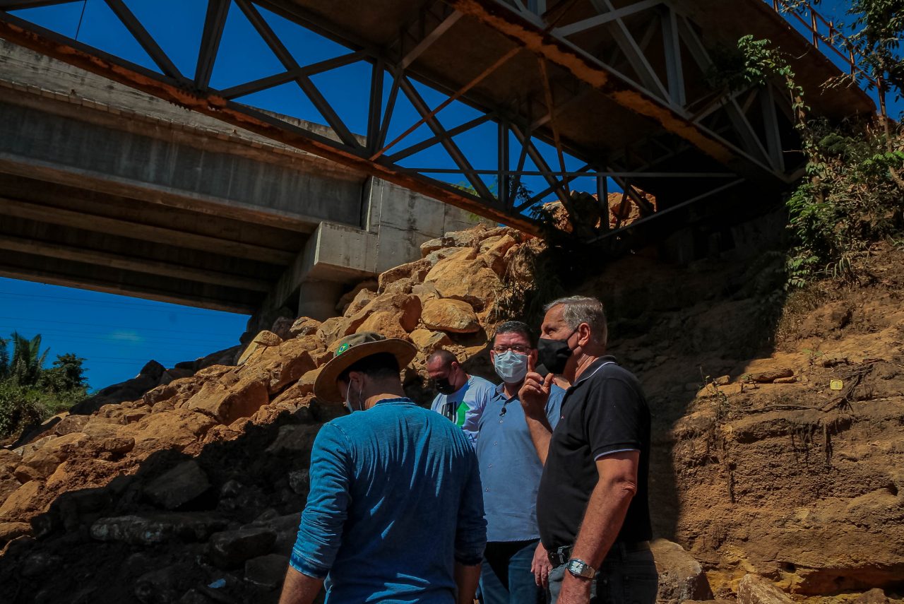 Governador Marcos Rocha verifica andamento da obra das cabeceiras da ponte sobre o rio Jamari na BR 421