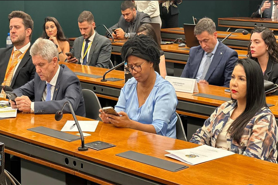 Cristiane Lopes participa de reunião com companhias aéreas para debater questões da crise área em Rondônia