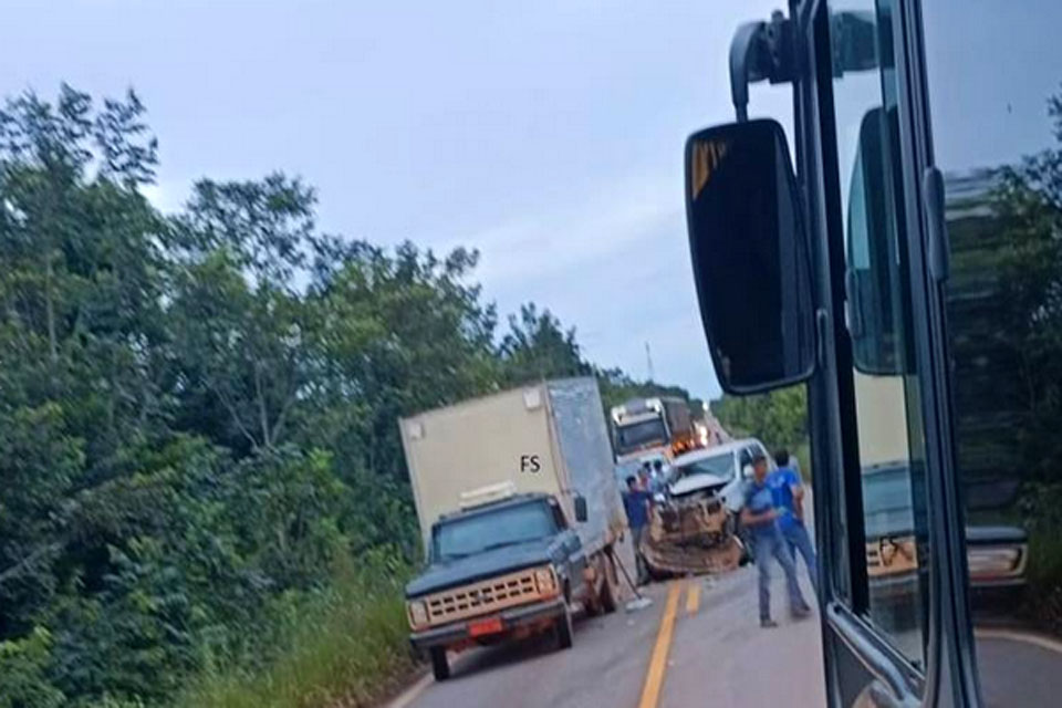 Mulher fica presa as ferragens após picape bater em caminhão na BR 435