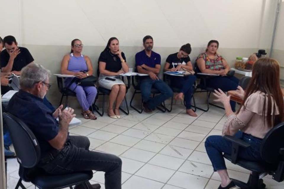 Vigilância em Saúde Ambiental realiza reunião técnica com equipes para orientar sobre zoonoses