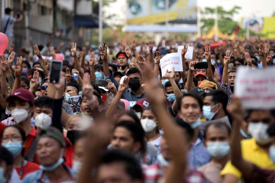 Myanmar: autoridades tentam conter protestos com balas de borracha