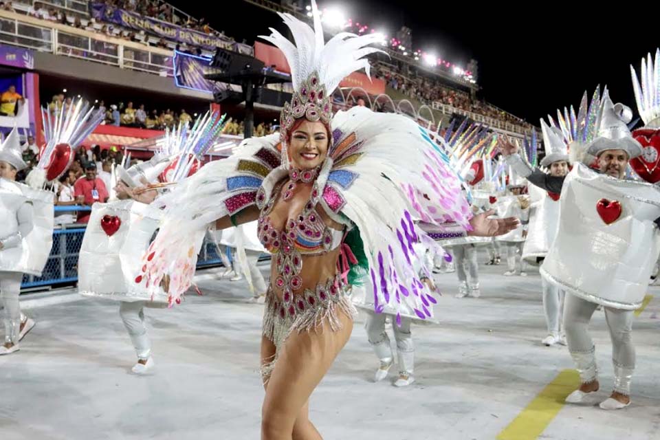 Musa da Lins Imperial Nanda Marques mostra corpo sarado em desfile da Lins Imperial